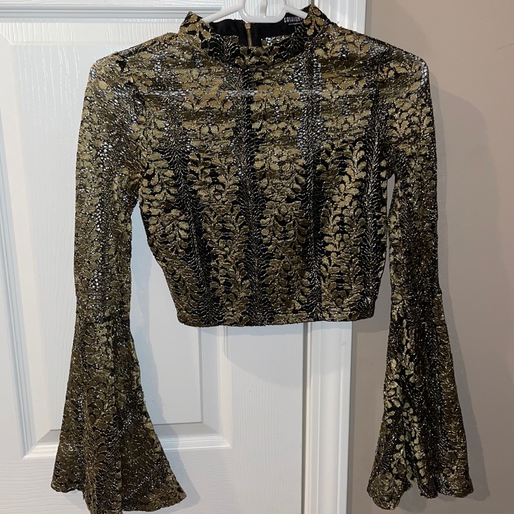 Cute crop shirt!